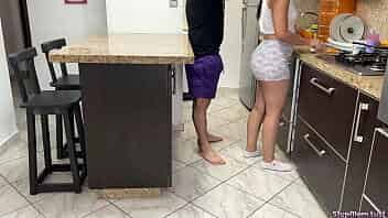 برازرز الغش على الخطوة أمي الفصل 8 بلدي زوجة أبي الجميلة الطبخ مع مثير الشواطئ ومؤخرة كبيرة أستفيد عندما تكون في المنزل وحدها video